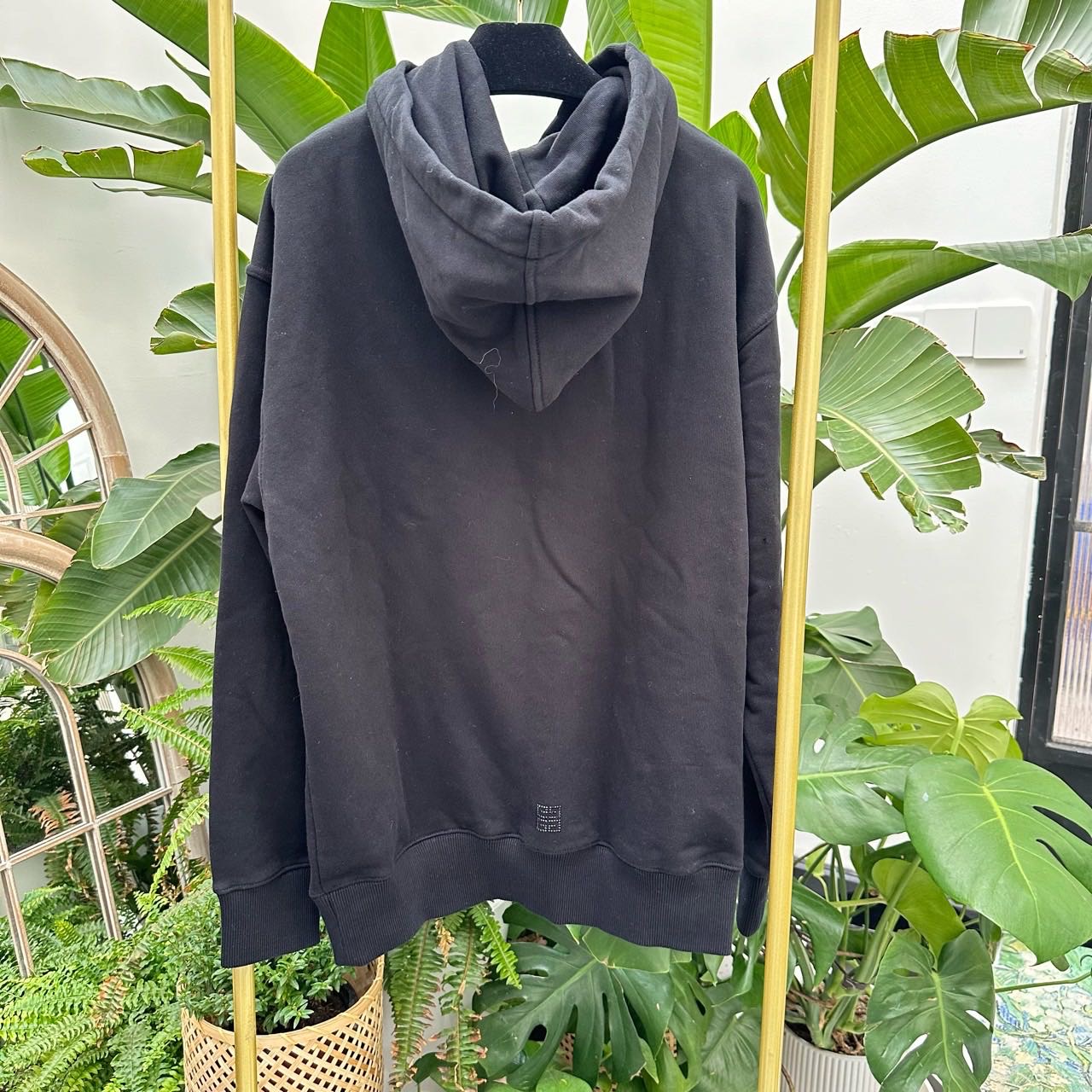 A级 Givenchy 黑色连帽卫衣 L码 
肩宽55cm 胸围57cm 衣长66cm 4号箱 缩略图