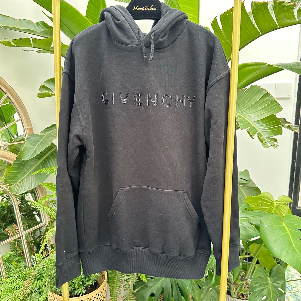 A级 Givenchy 黑色连帽卫衣 L码 
肩宽55cm 胸围57cm 衣长66cm 4号箱