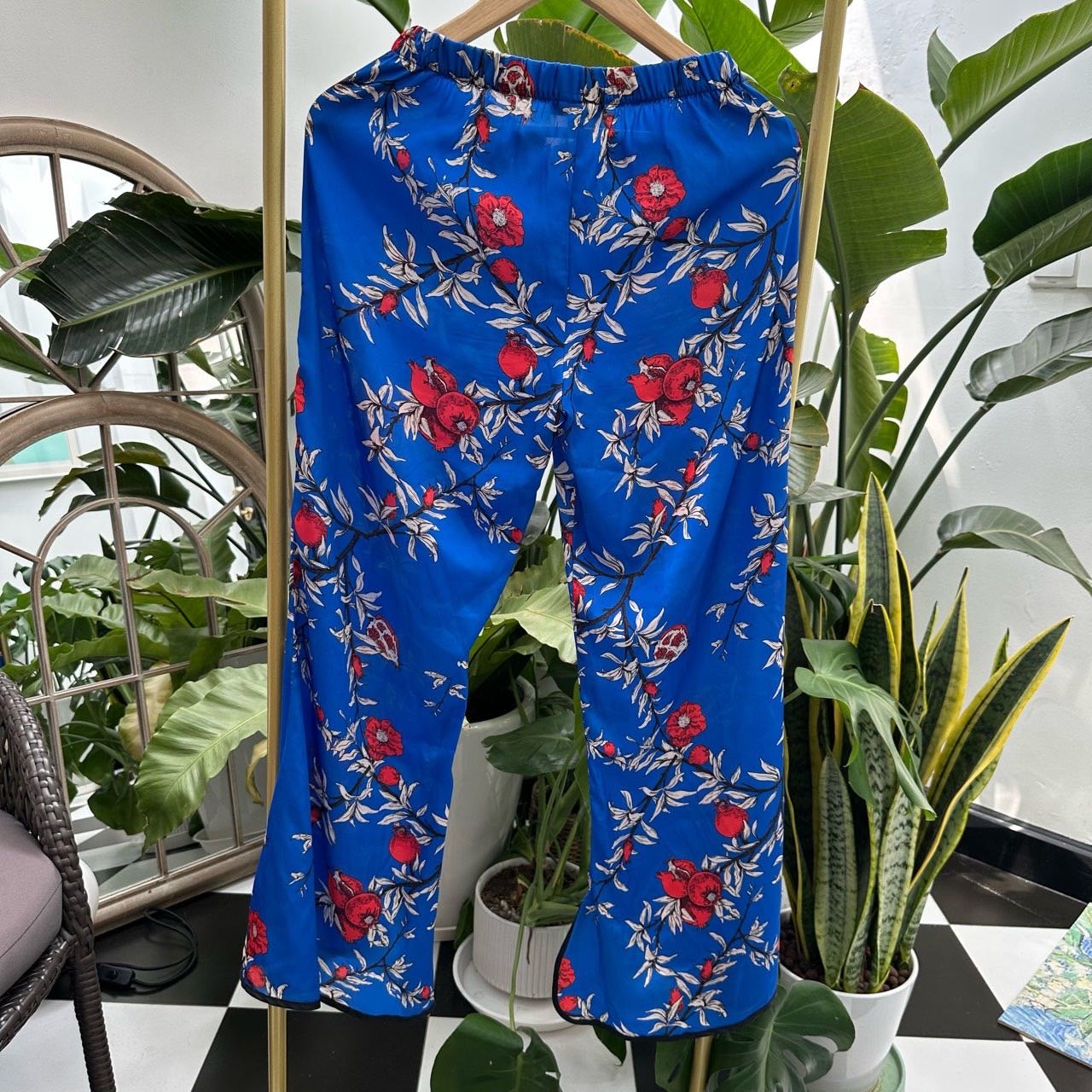 S级 Lobo Rosa  丝绸印花裤子 L码 上身效果近似网图
裤长95cm 8号箱 缩略图