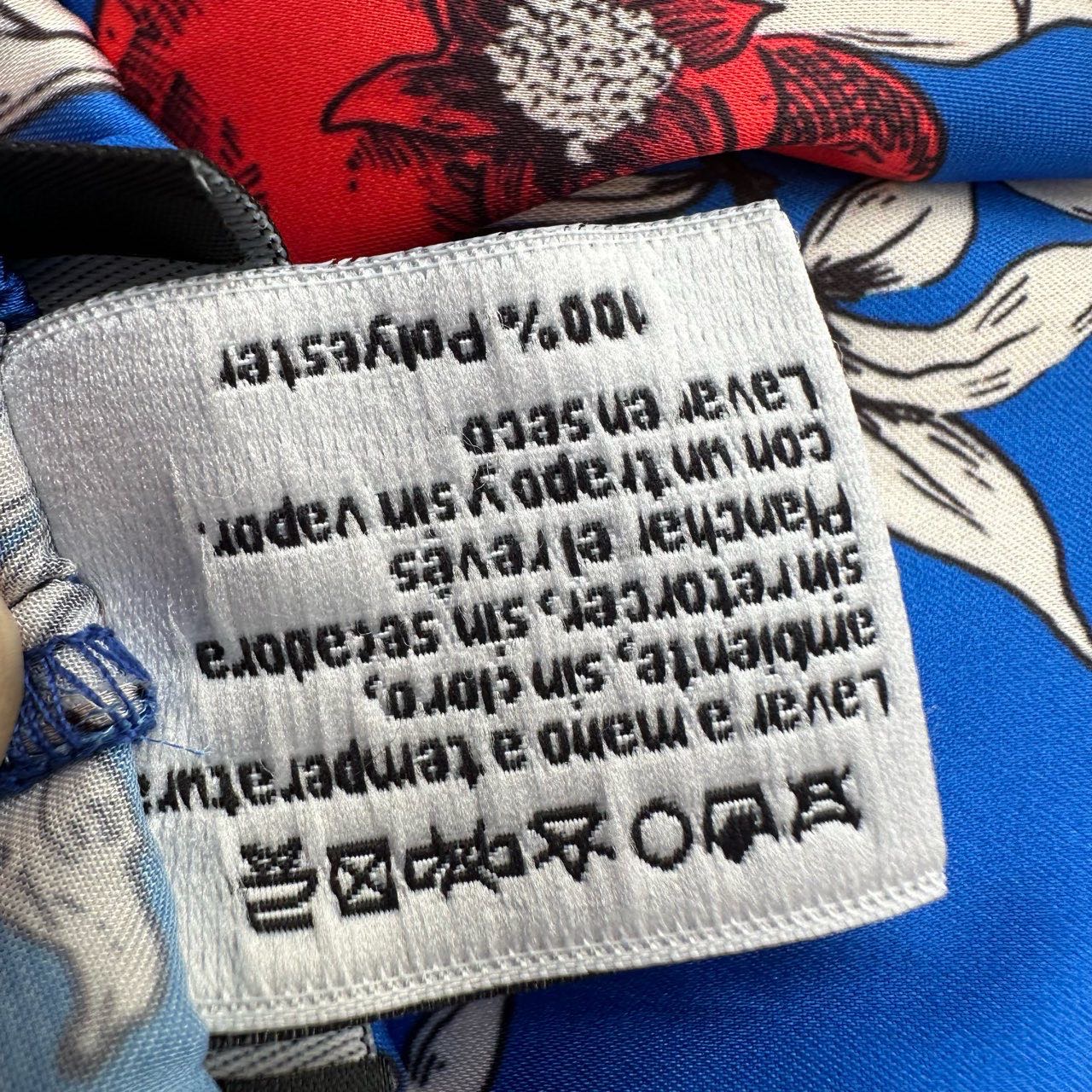 S级 Lobo Rosa  丝绸印花裤子 L码 上身效果近似网图
裤长95cm 8号箱 缩略图