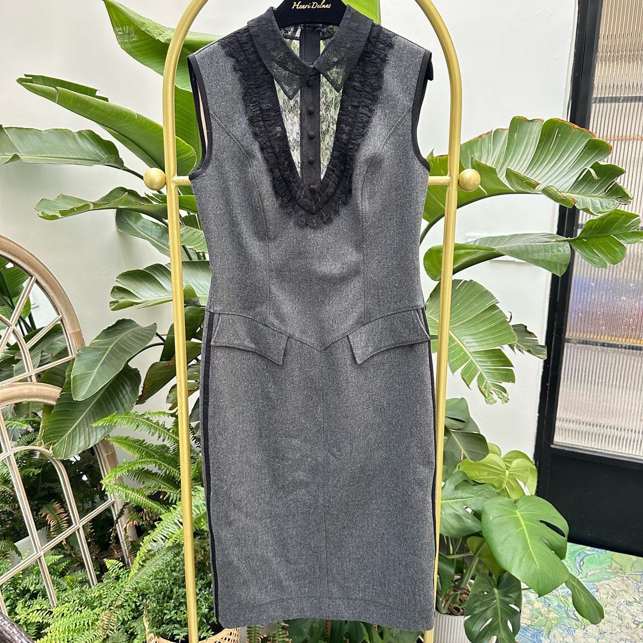 A级 fendi  重工高定连衣裙 皮质内衬  44码
肩宽38cm 胸围44*2cm 衣长107cm