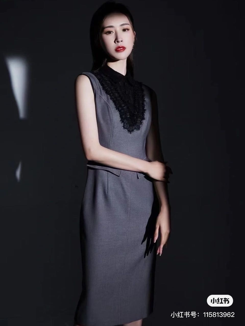 A级 fendi  重工高定连衣裙 皮质内衬  44码
肩宽38cm 胸围44*2cm 衣长107cm 缩略图