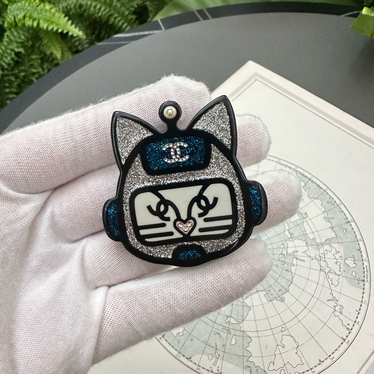 A级 Chanel 卡通胸针