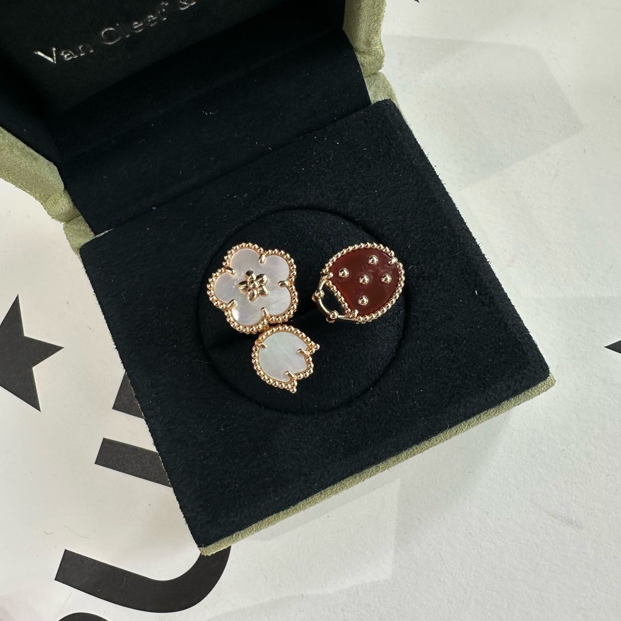 VCA梵克雅宝lucky spring指间戒瓢虫戒指🐞57码 超稀有款 18k玫瑰金材质 红玉髓瓢虫搭配两朵白贝母小花好特别 寓意也很好“富甲一方” 附件：盒子 💰好价带走。