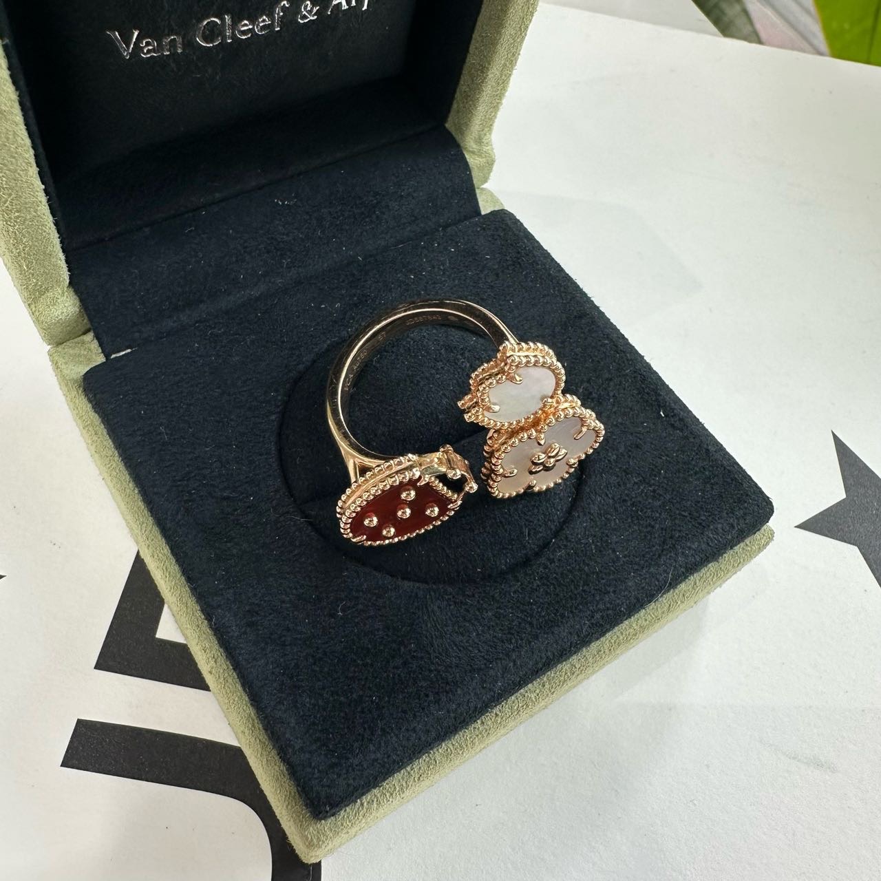 VCA梵克雅宝lucky spring指间戒瓢虫戒指🐞57码 超稀有款 18k玫瑰金材质 红玉髓瓢虫搭配两朵白贝母小花好特别 寓意也很好“富甲一方” 附件：盒子 💰好价带走。 缩略图