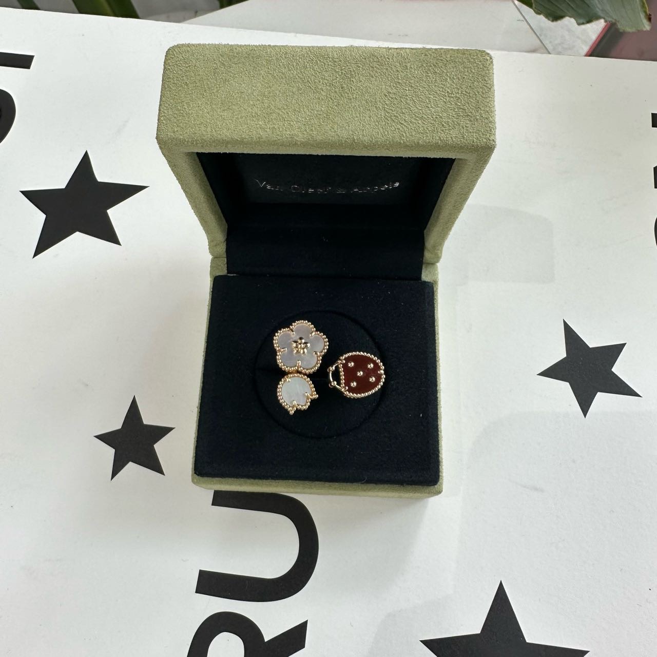 VCA梵克雅宝lucky spring指间戒瓢虫戒指🐞57码 超稀有款 18k玫瑰金材质 红玉髓瓢虫搭配两朵白贝母小花好特别 寓意也很好“富甲一方” 附件：盒子 💰好价带走。 缩略图