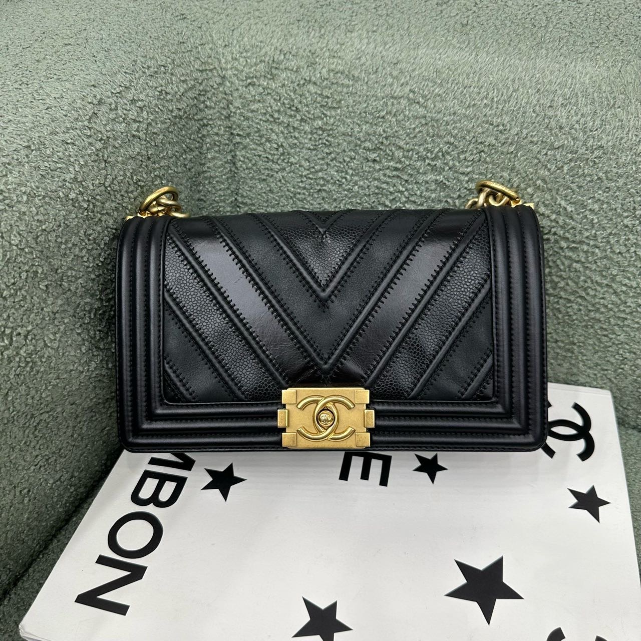 Chanel 黑金V纹leboy 中号 26开 带尘袋保卡 缩略图