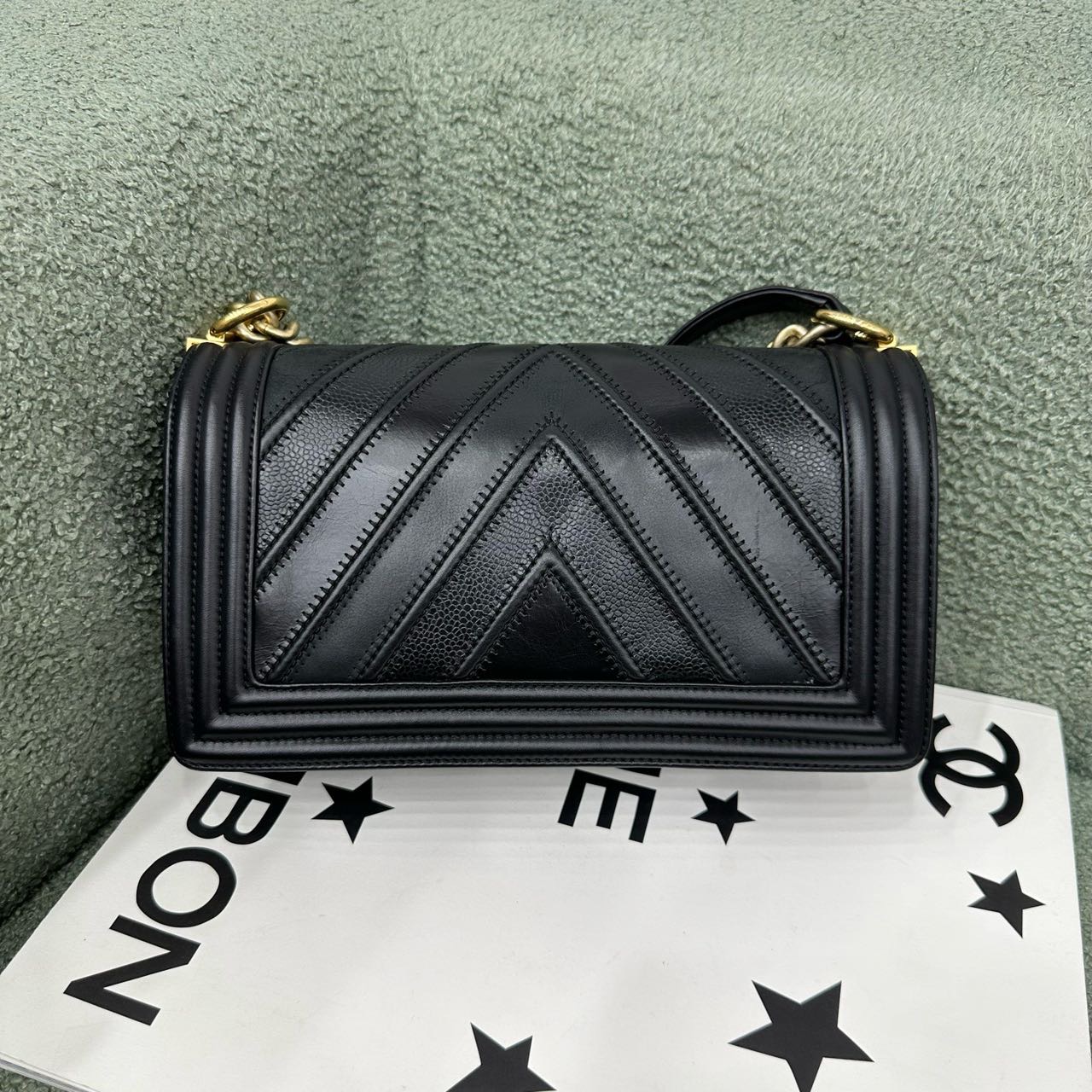 Chanel 黑金V纹leboy 中号 26开 带尘袋保卡 缩略图