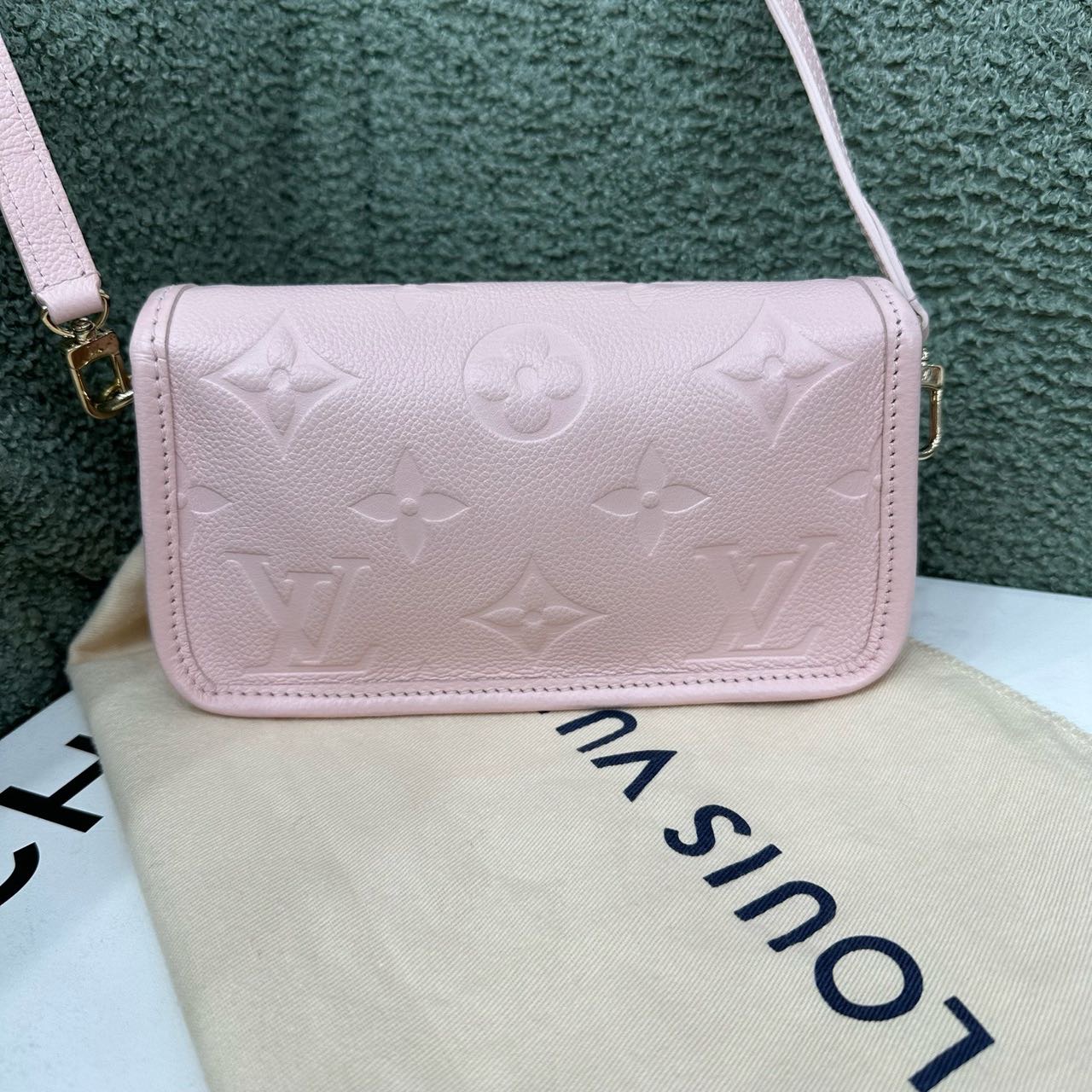 LV 樱花粉全皮法棍包 芯片款 带尘袋 缩略图