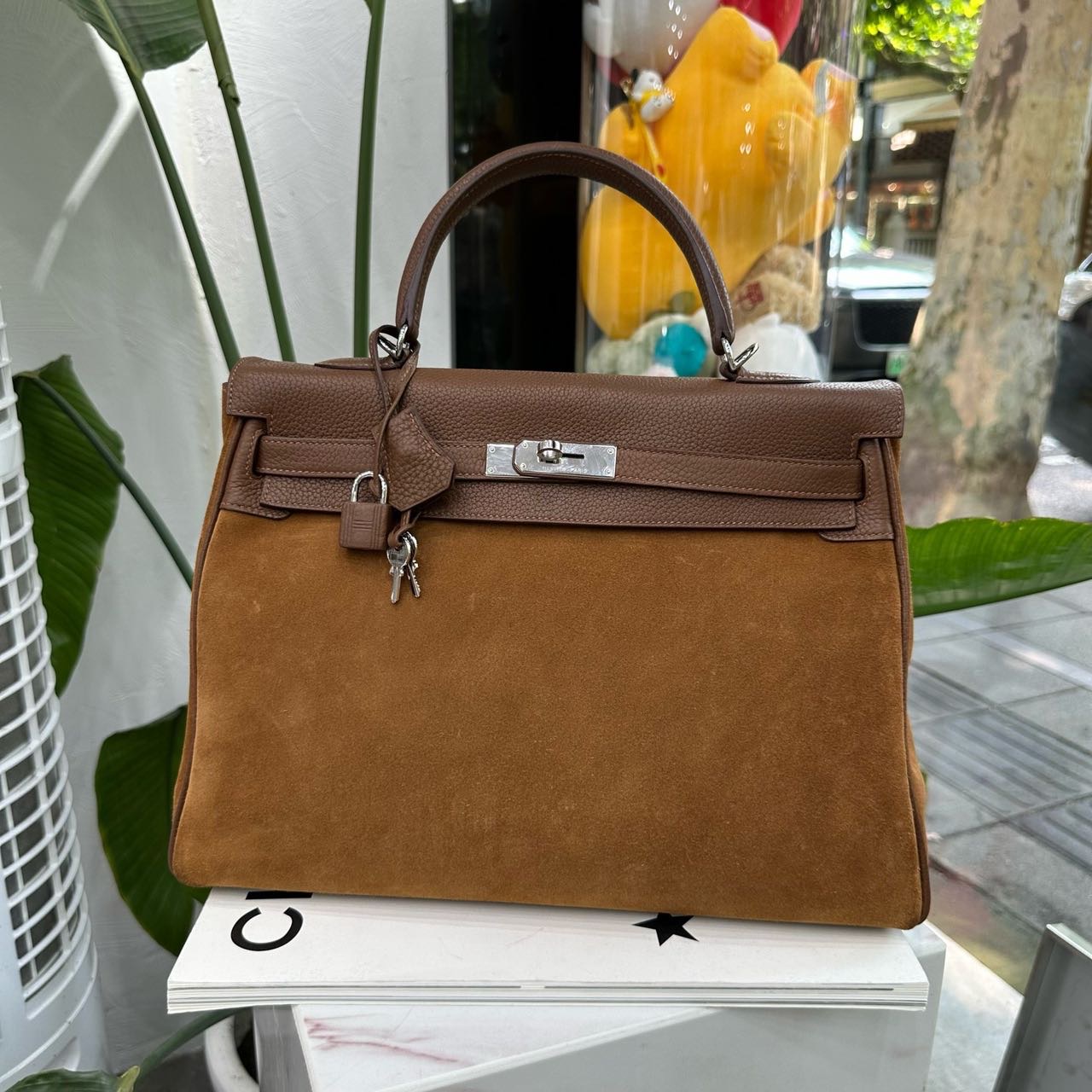 Hermes 栗子色Kelly35 麂皮 银扣 T刻
配件 钥匙锁 肩带 缩略图