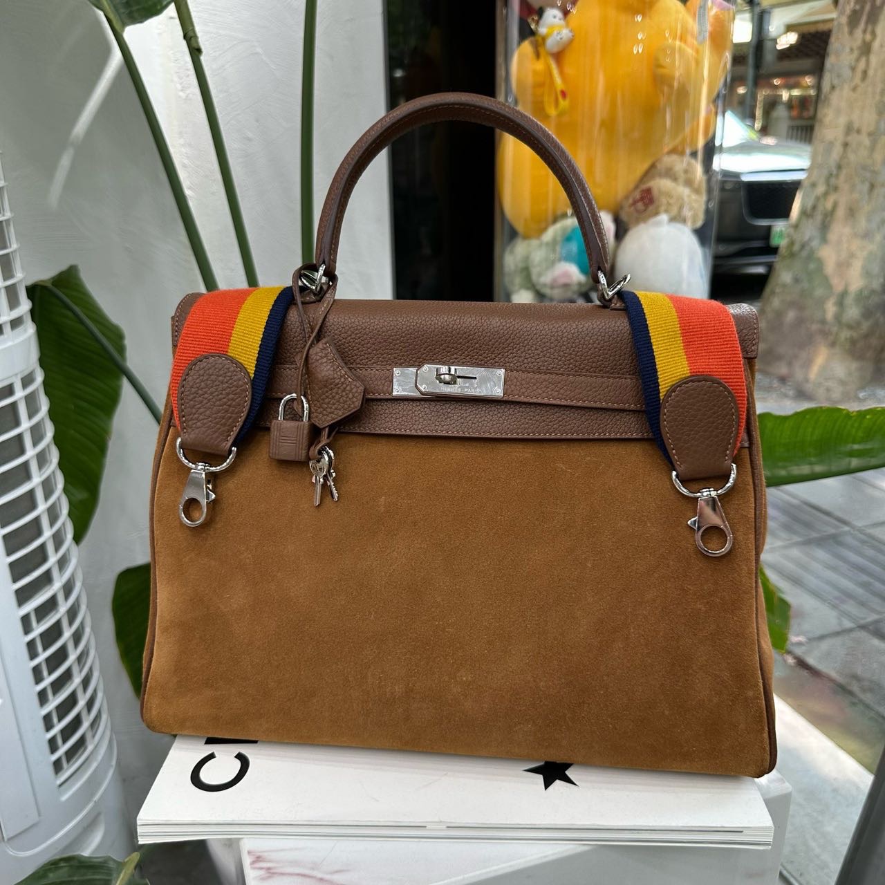 Hermes 栗子色Kelly35 麂皮 银扣 T刻
配件 钥匙锁 肩带