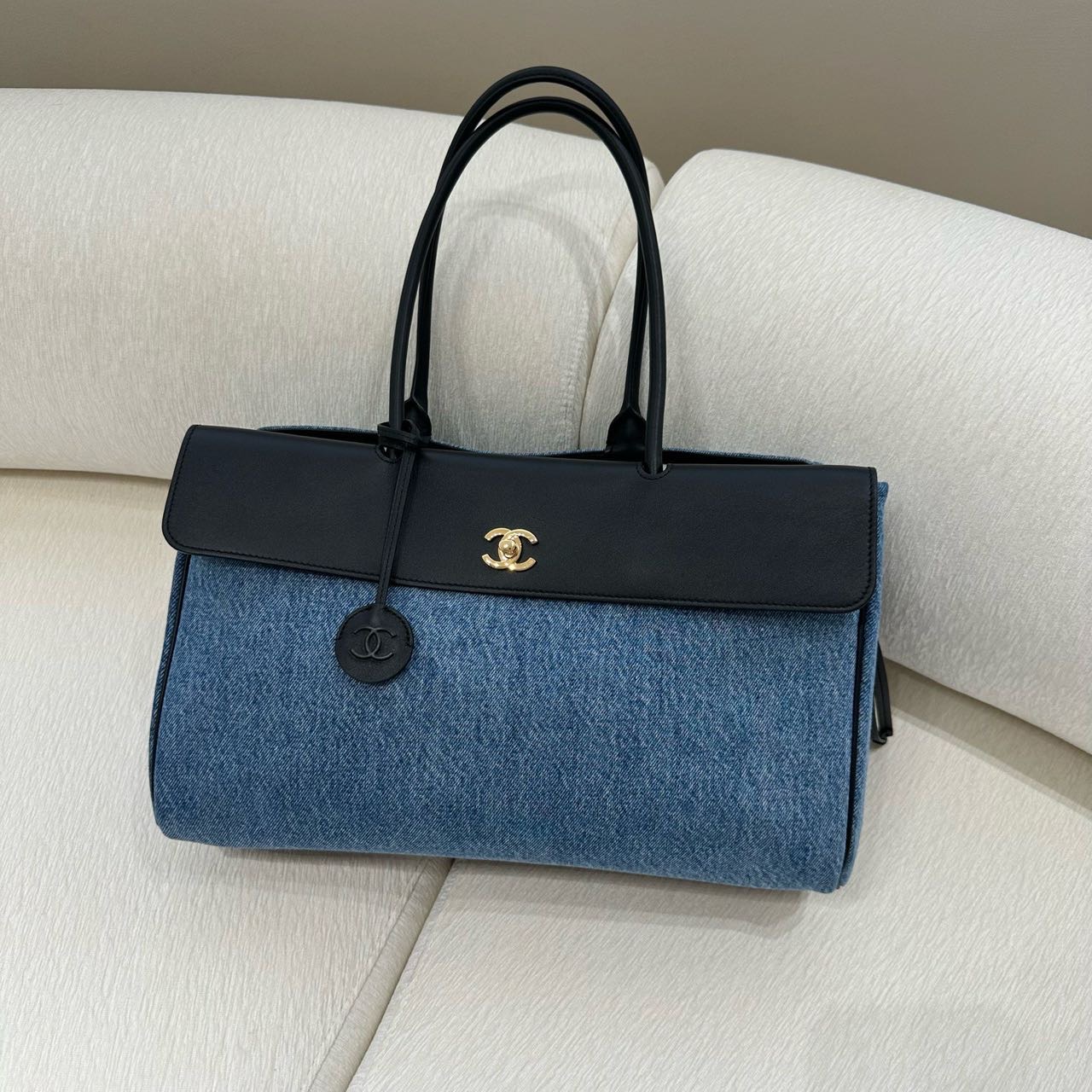 Chanel 26新款牛仔丹宁法棍 中号 带尘袋毛毡