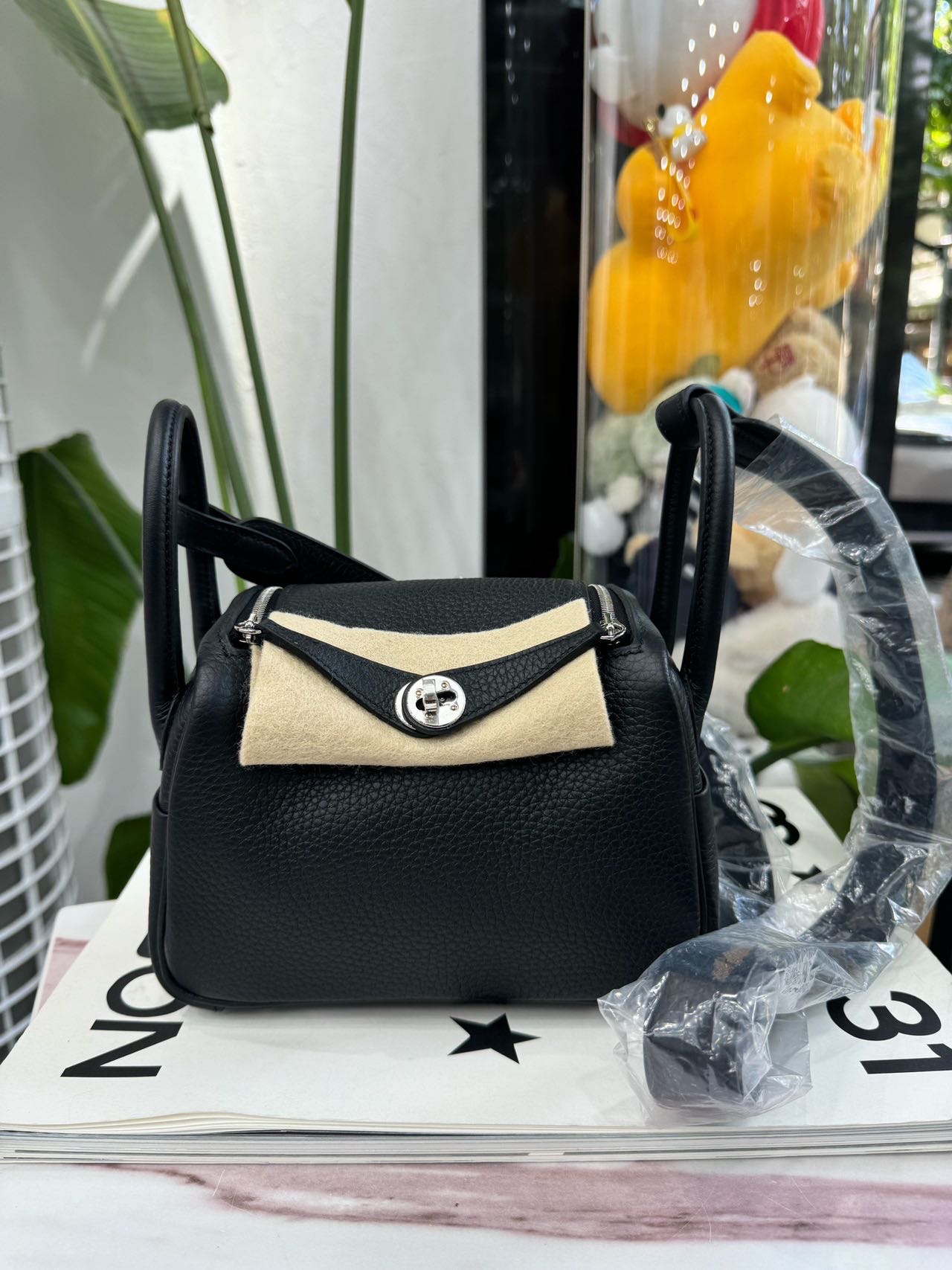 Hermes 黑银Tc皮Mini Lindy G刻 全套8月新鲜票公价七万多 现在六万多带走 可以送人