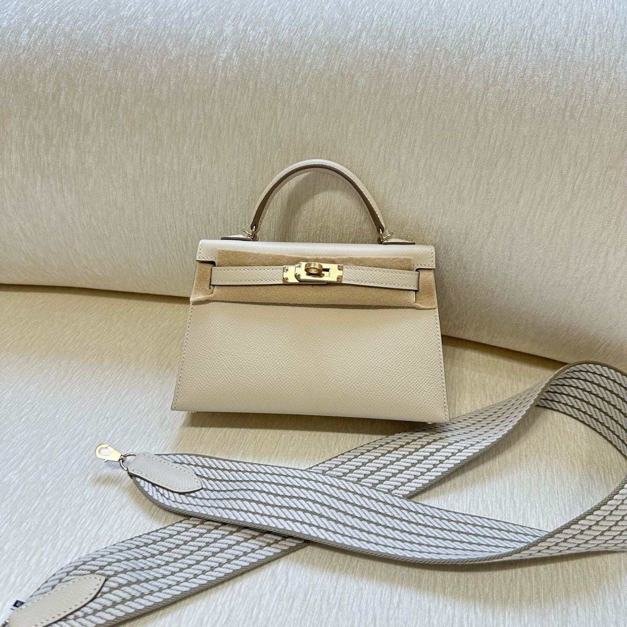 Hermes 奶昔白mini Kelly二代 淡金扣 Epsom皮 双肩带 G刻 全套